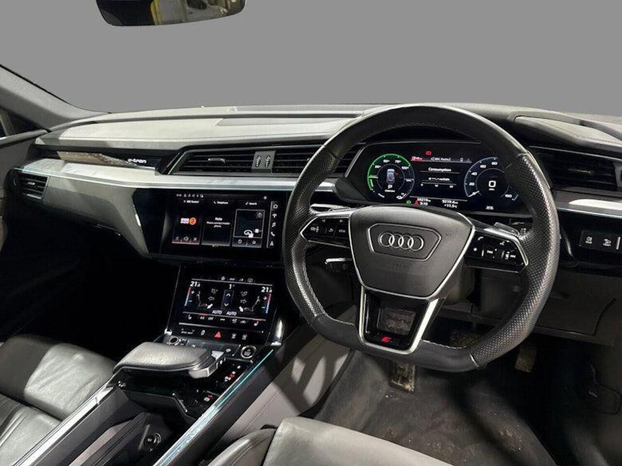 Audi e-tron YH71TLY