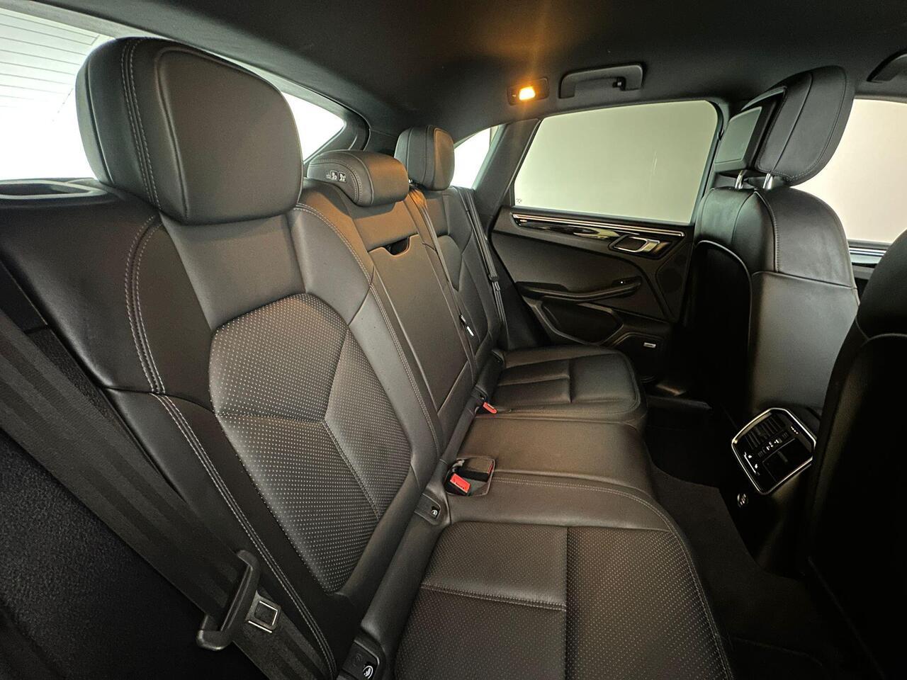 Porsche Macan AJ19VYM