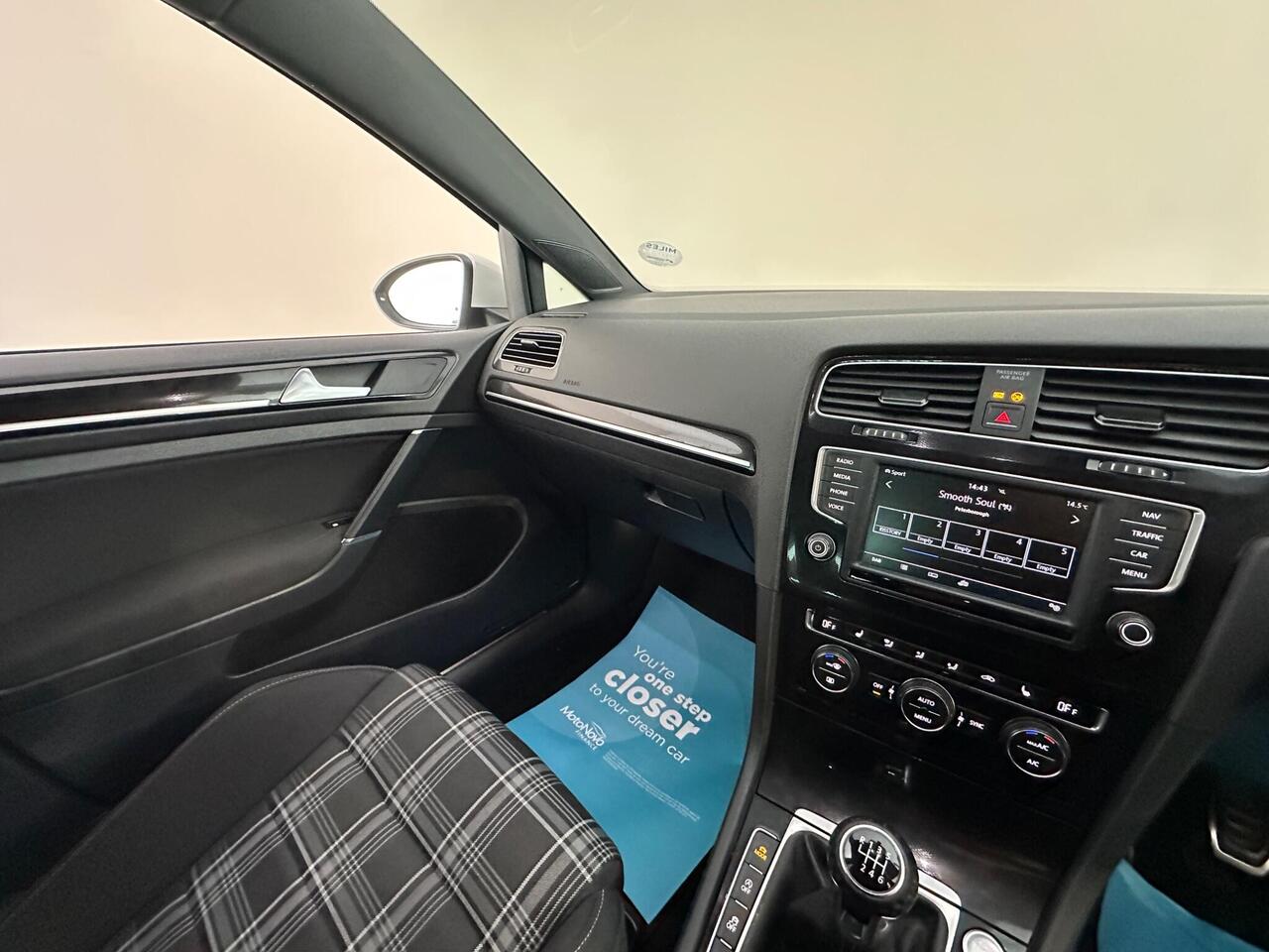 Volkswagen Golf DT66RVJ