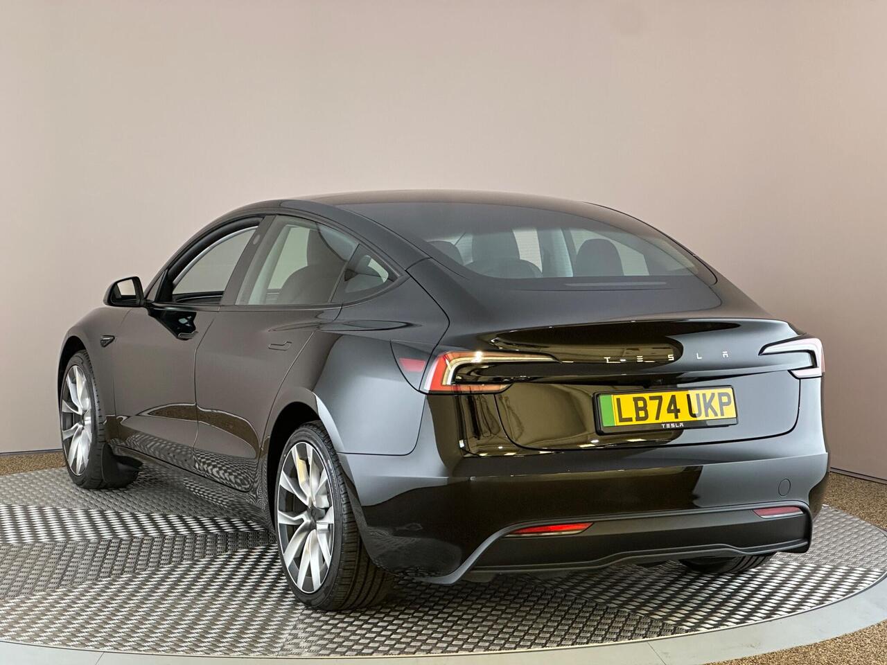 Tesla Model 3 LB74UKP