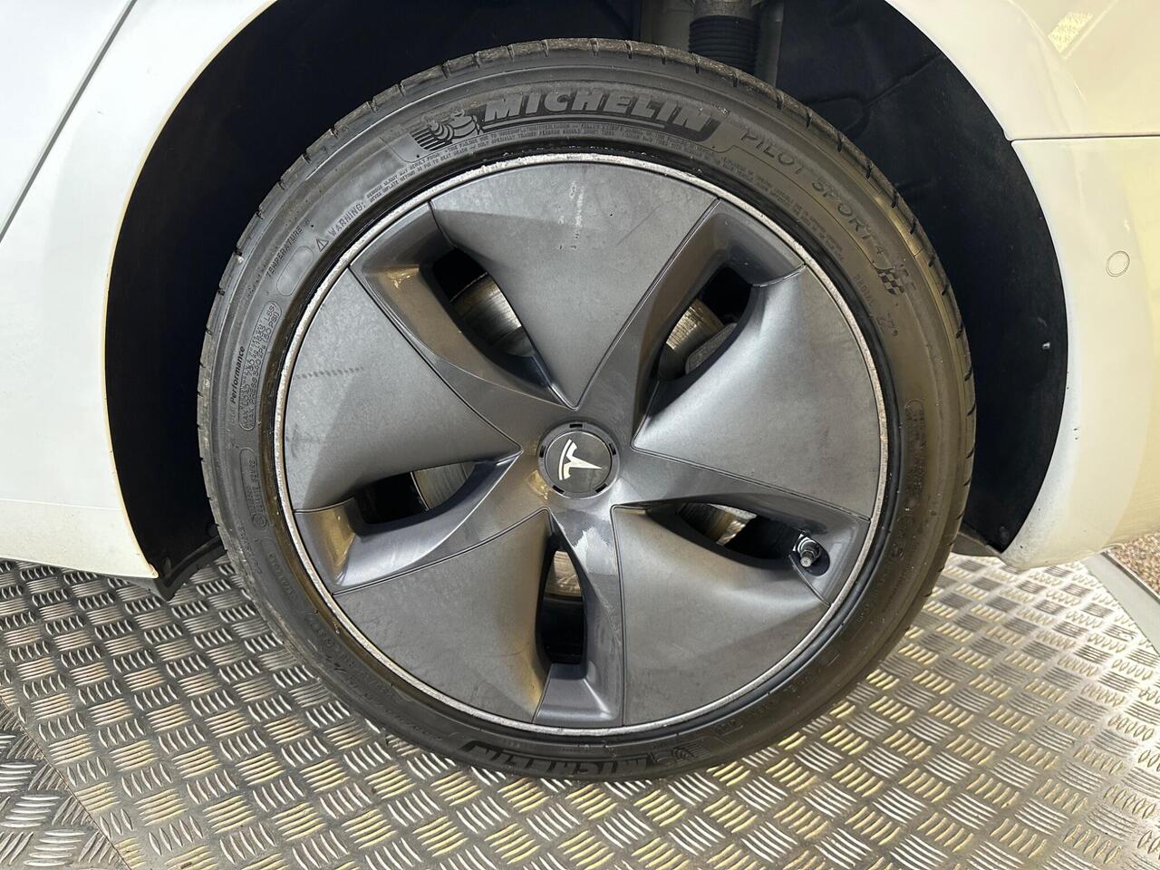 Tesla Model 3 AF72VRV