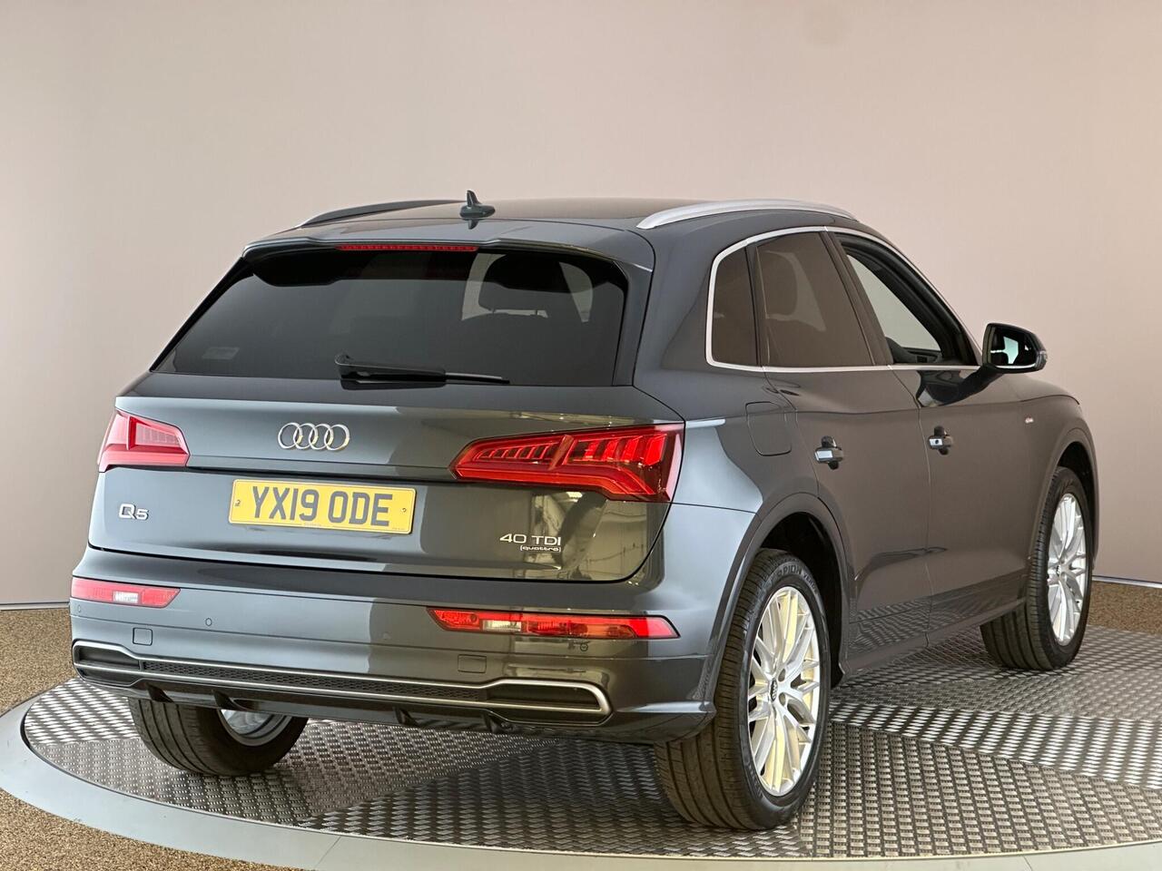 Audi Q5 YX19ODE