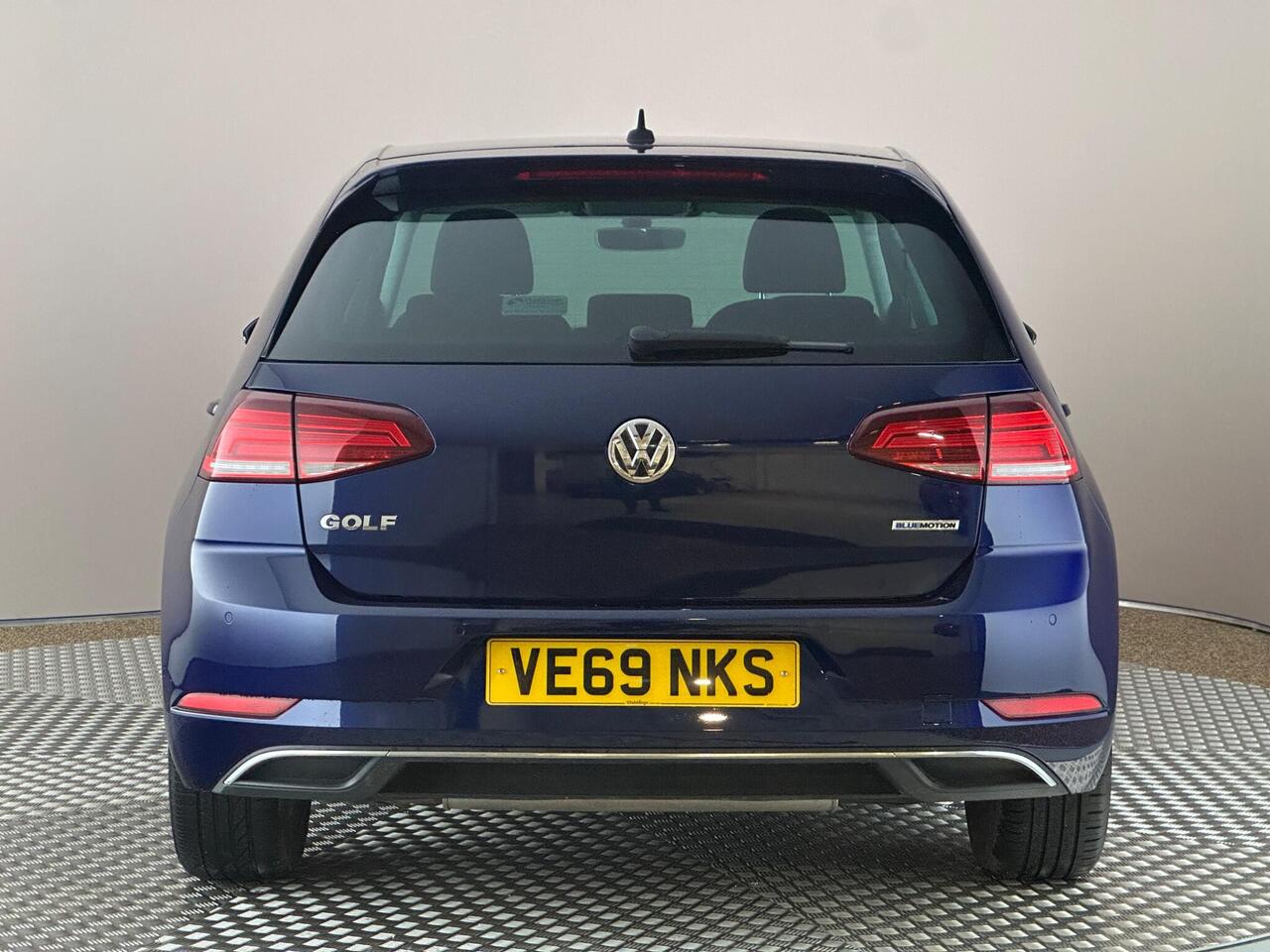 Volkswagen Golf VE69NKS