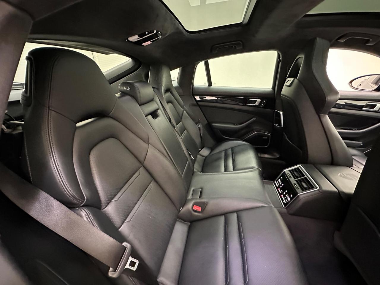 Porsche Panamera LN69UYK