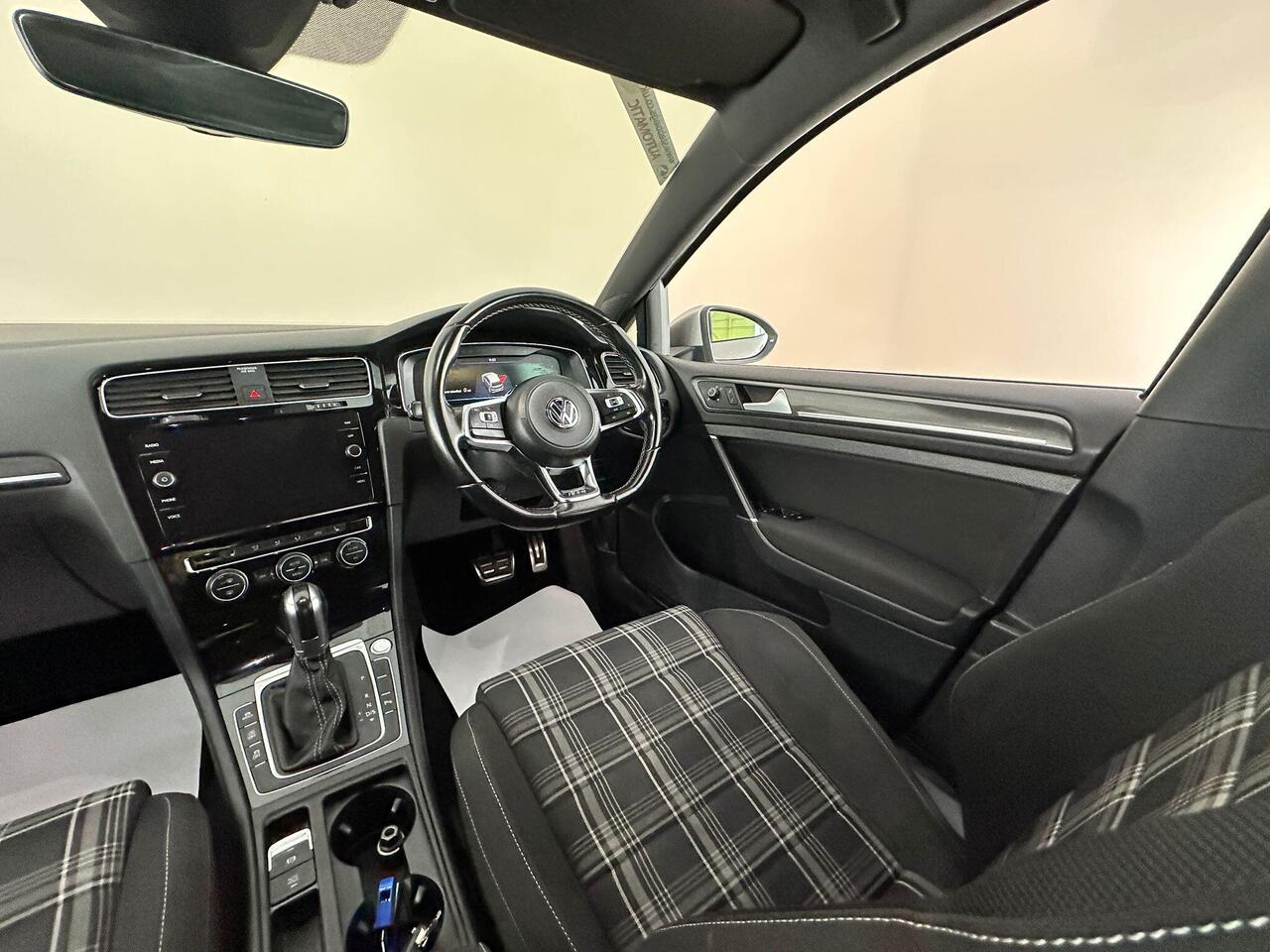 Volkswagen Golf MK69DZY