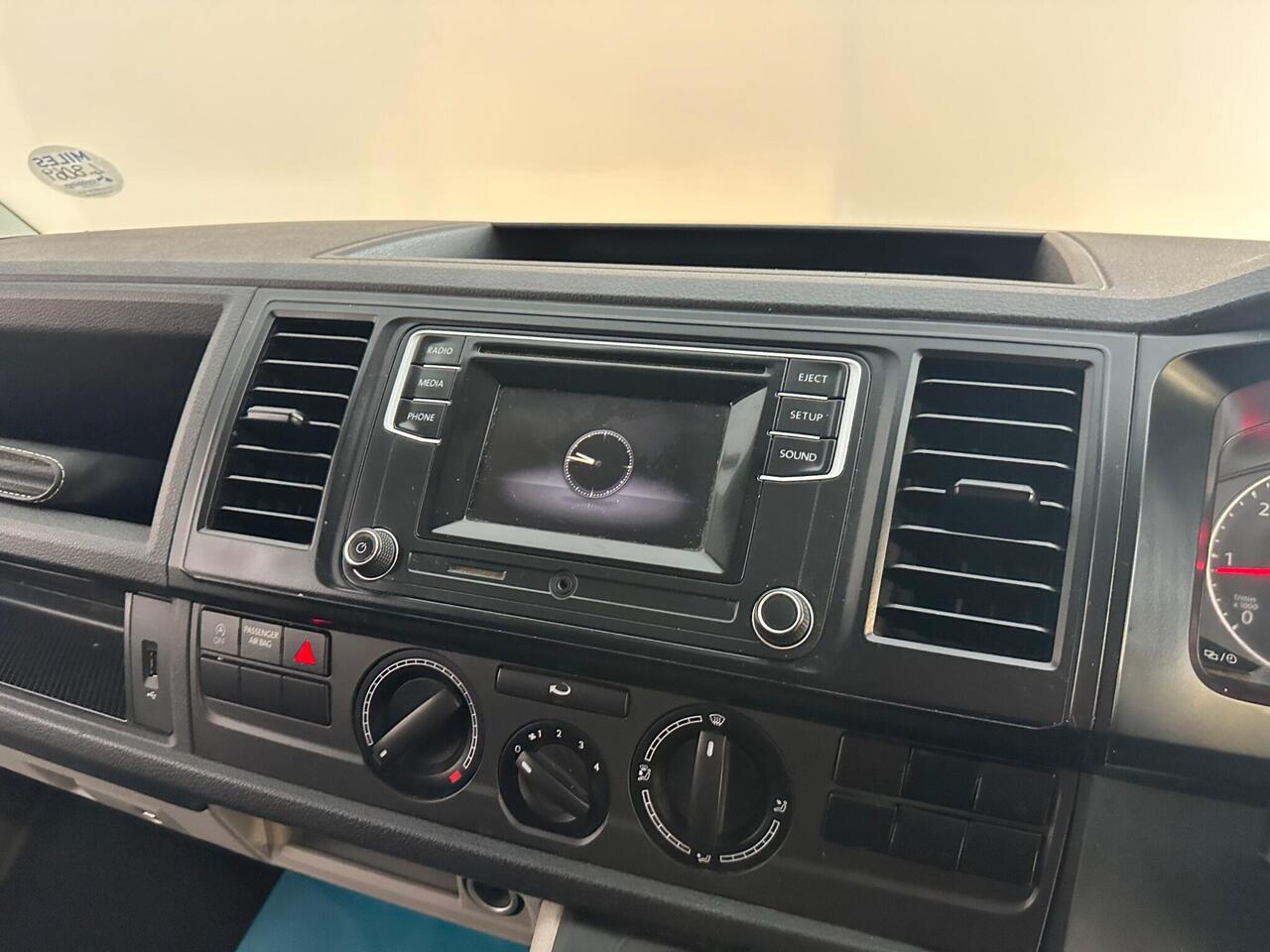 Volkswagen Transporter YW68UCP