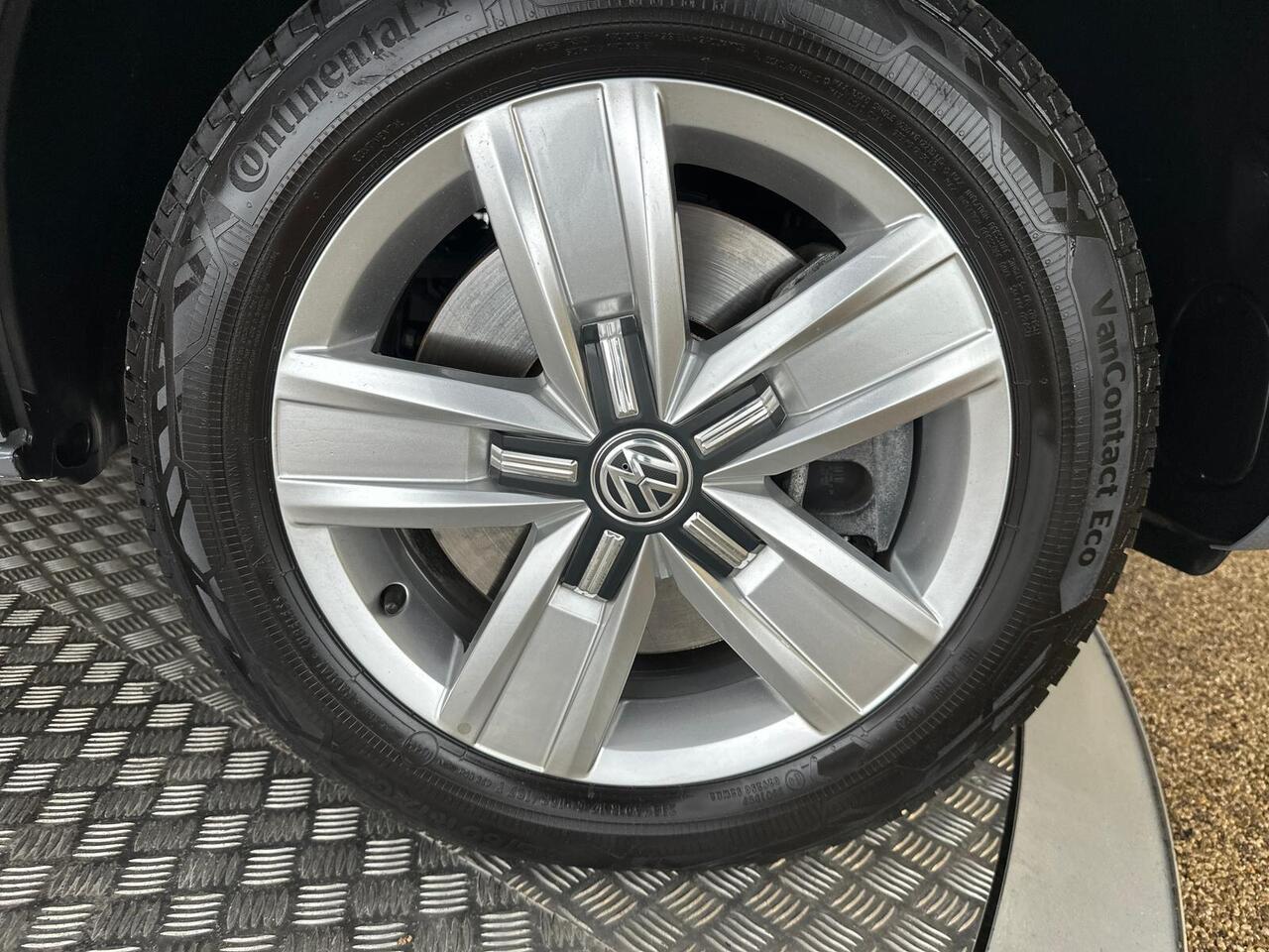 Volkswagen Transporter YR74XZU