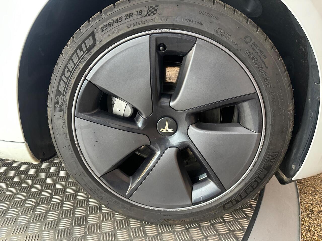 Tesla Model 3 AF72VVL