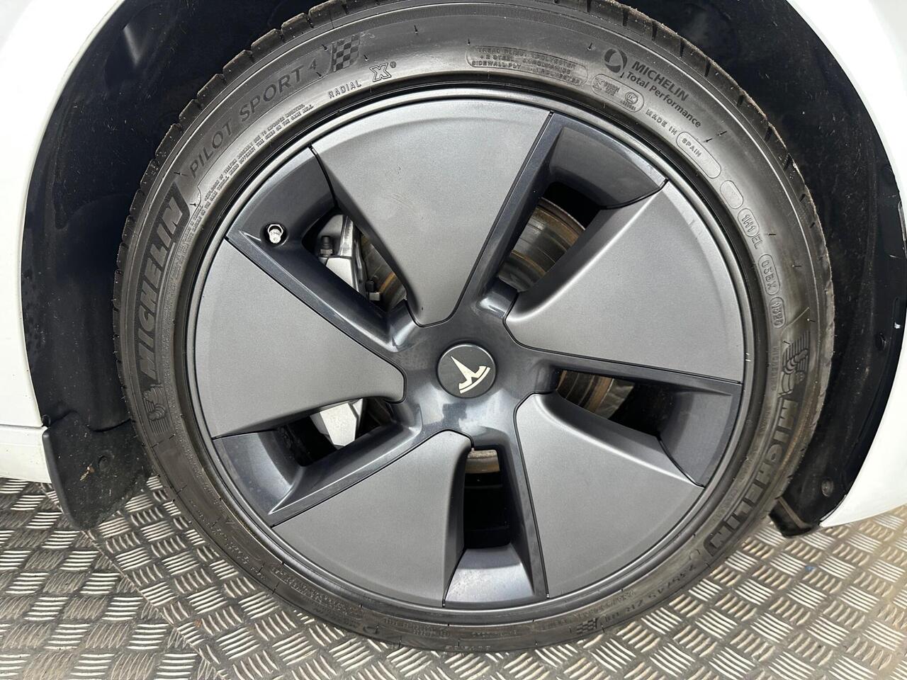 Tesla Model 3 AF72VLG