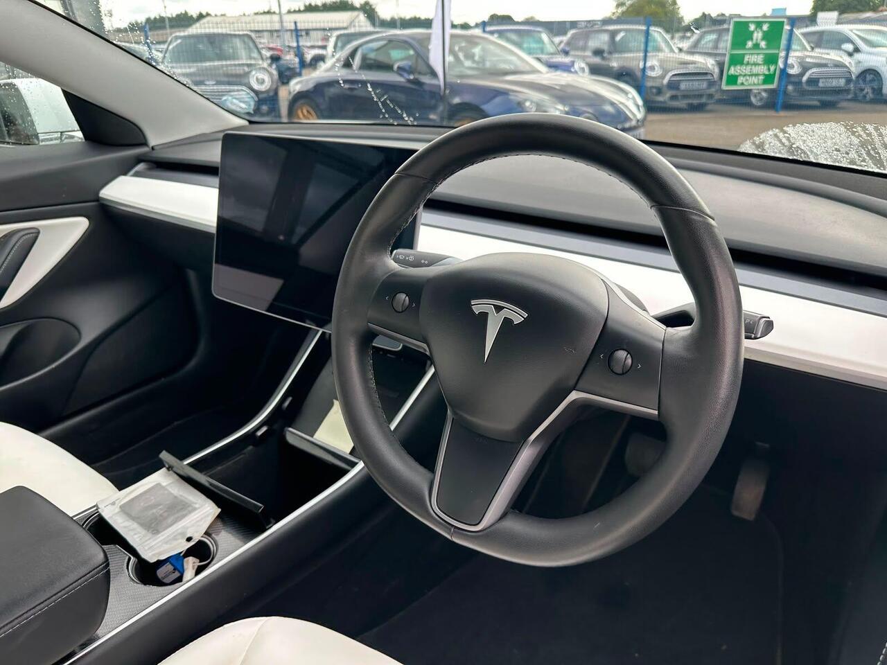 Tesla Model 3 YA69JVC