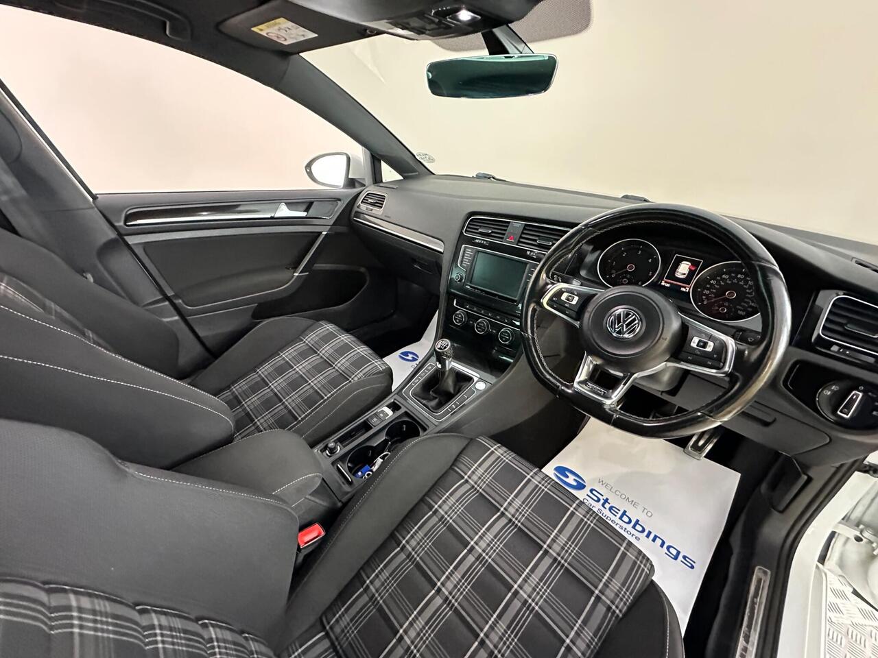 Volkswagen Golf DT66RVJ