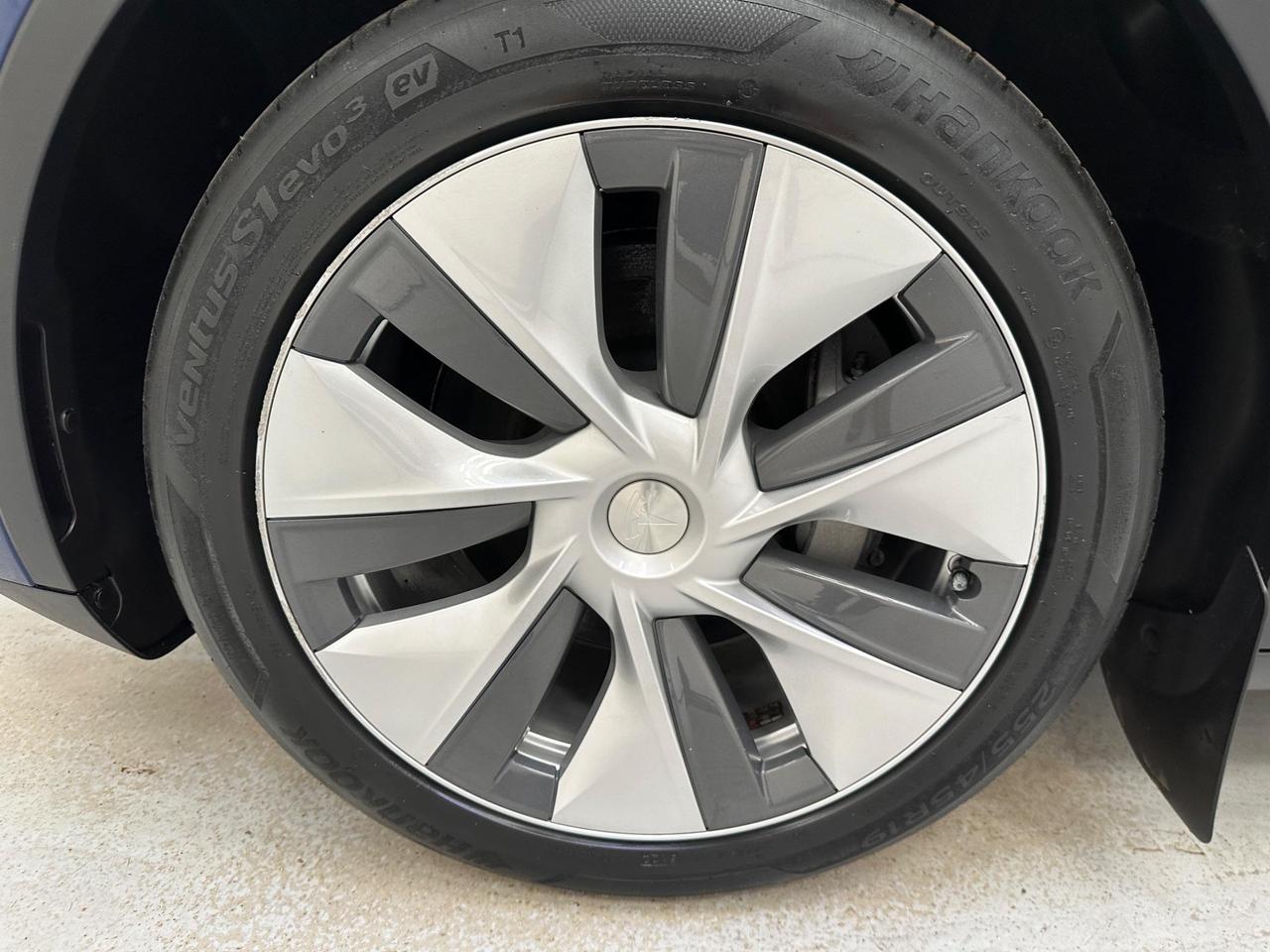 Tesla Model Y GJ23KMV