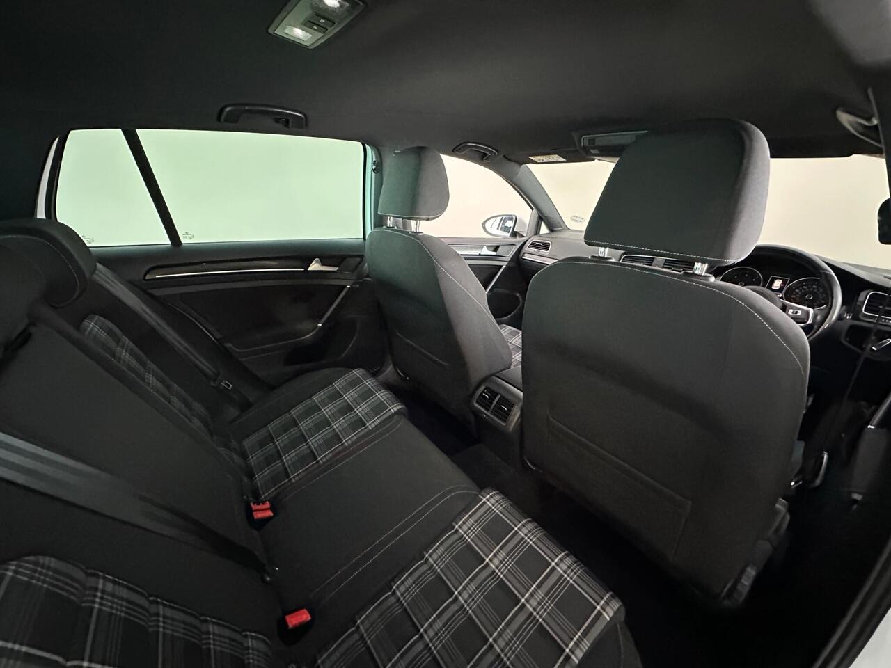 Volkswagen Golf DT66RVJ