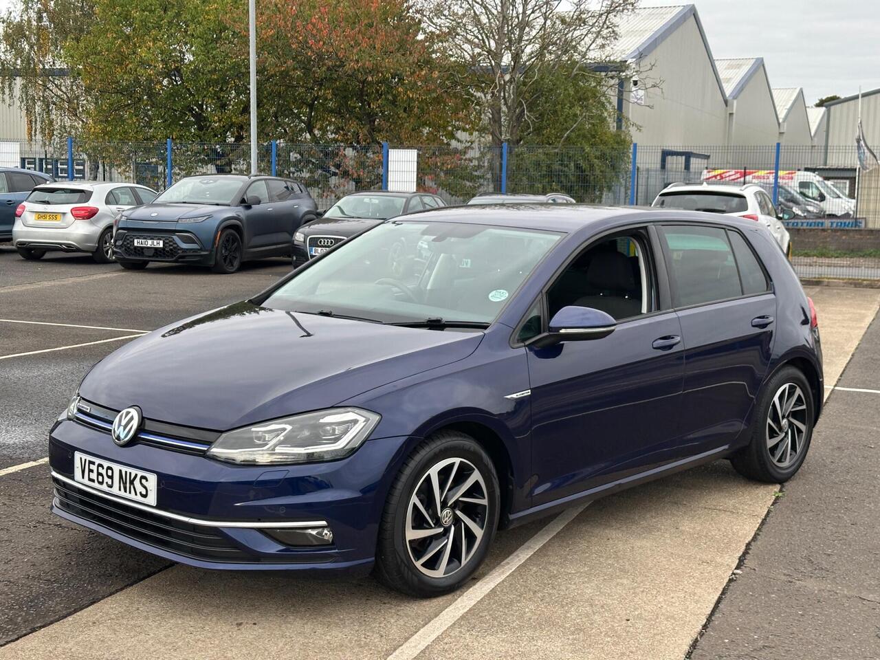 Volkswagen Golf VE69NKS