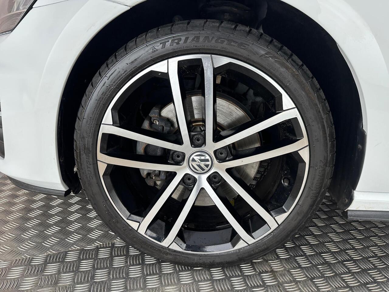 Volkswagen Golf DT66RVJ
