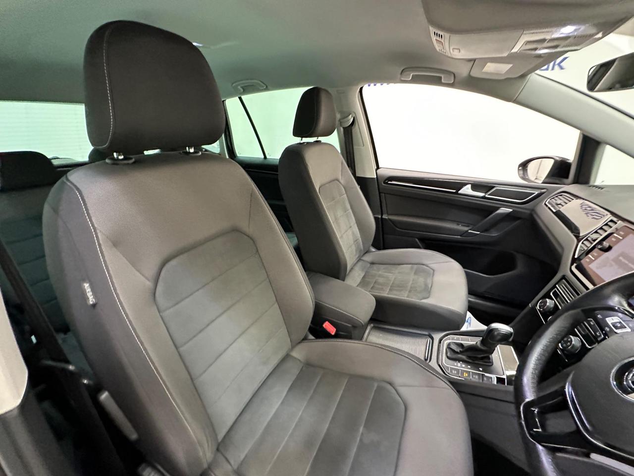 Volkswagen Golf SV LR69XWM