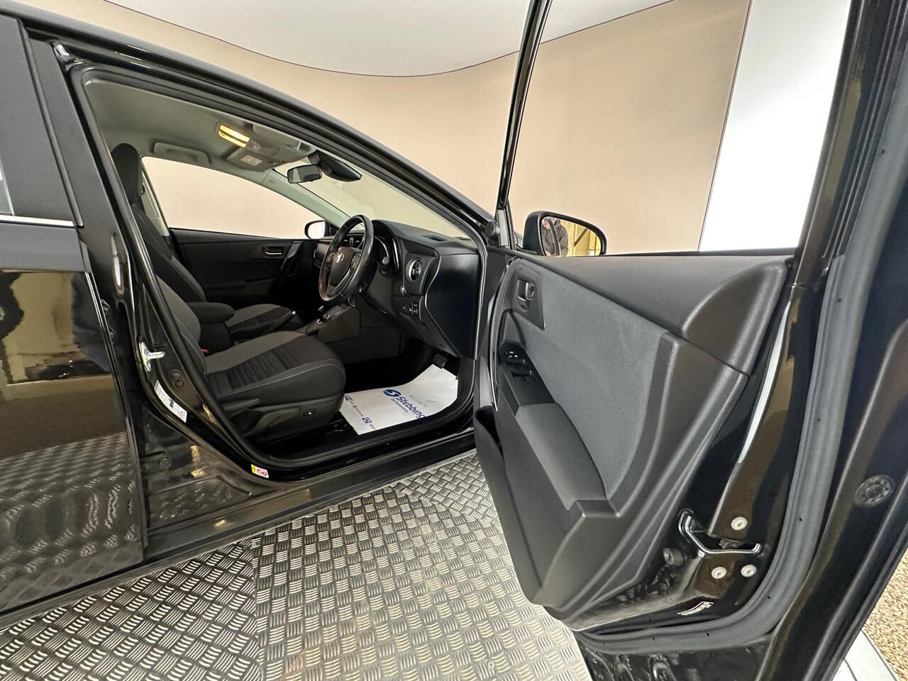 Toyota Auris LX17KXH