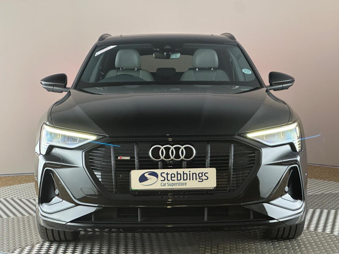 Audi e-tron YH71TLY