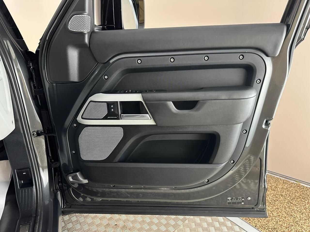 Land Rover Defender 130 BL72MHF