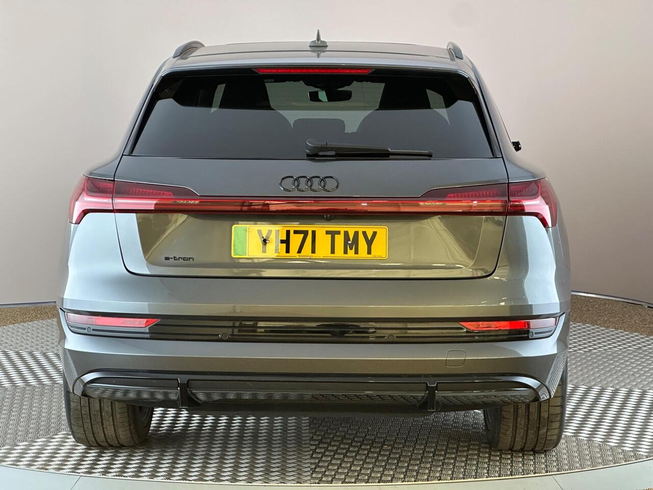 Audi e-tron YH71TMY