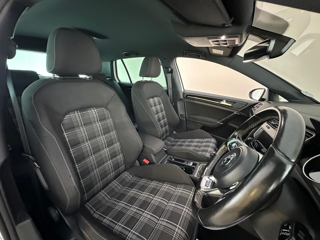 Volkswagen Golf DT66RVJ