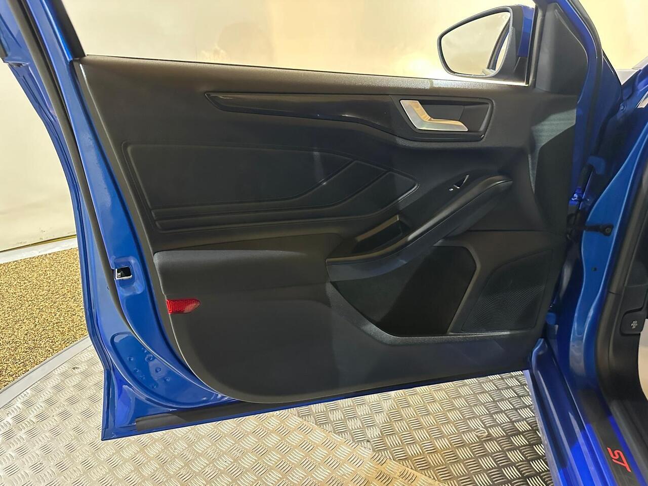 Ford Focus WJ68UUT