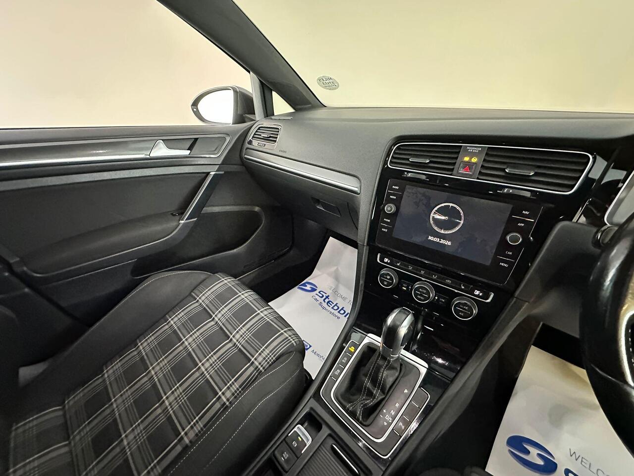 Volkswagen Golf YC68KGE