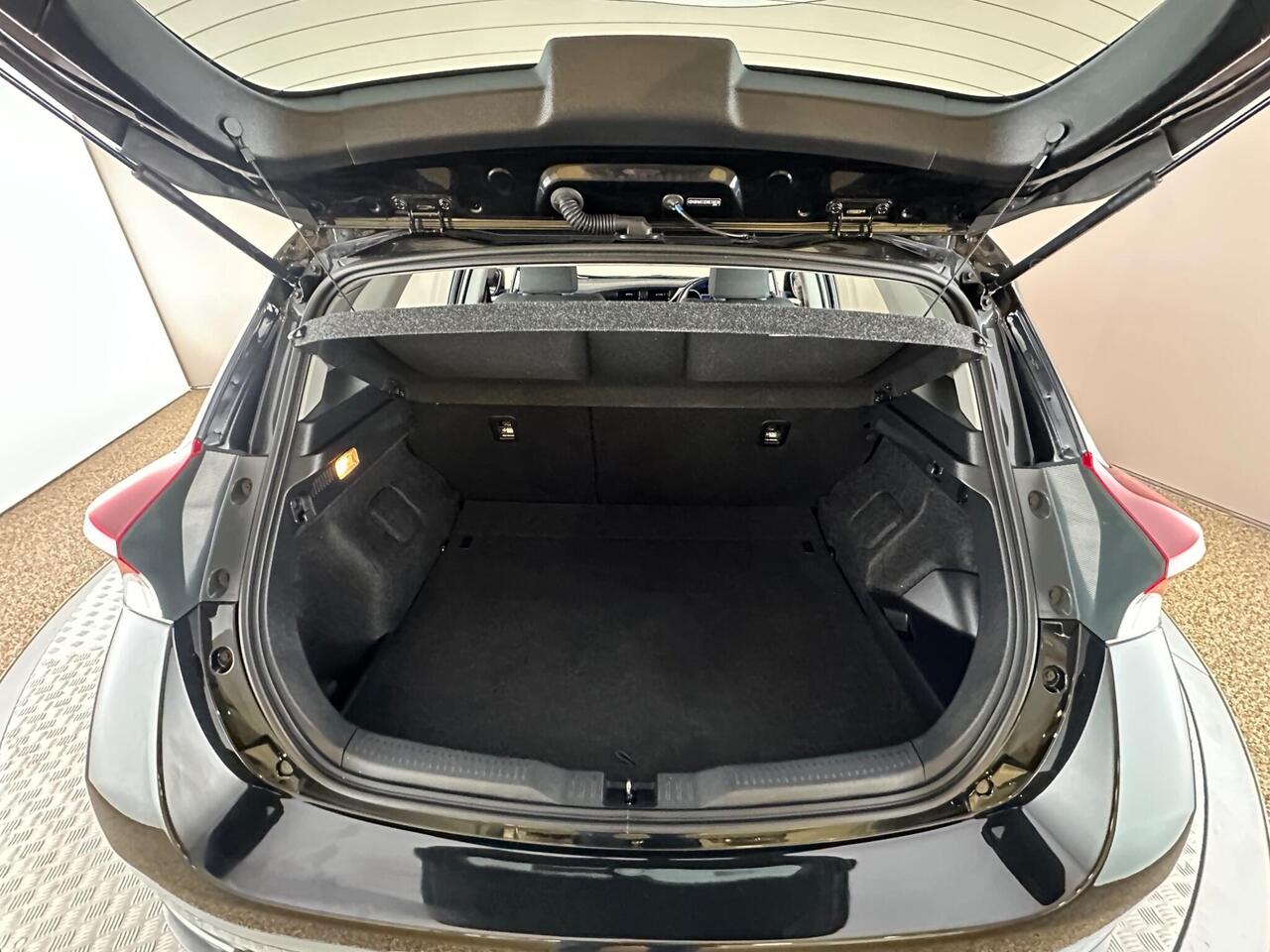 Toyota Auris LX17KXH