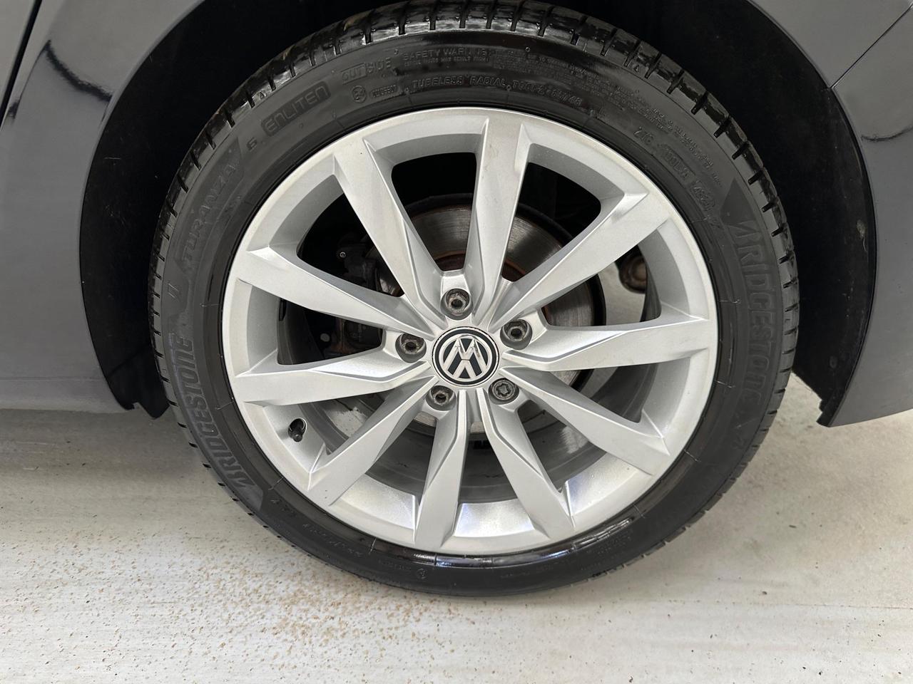 Volkswagen Golf SV LR69XWM