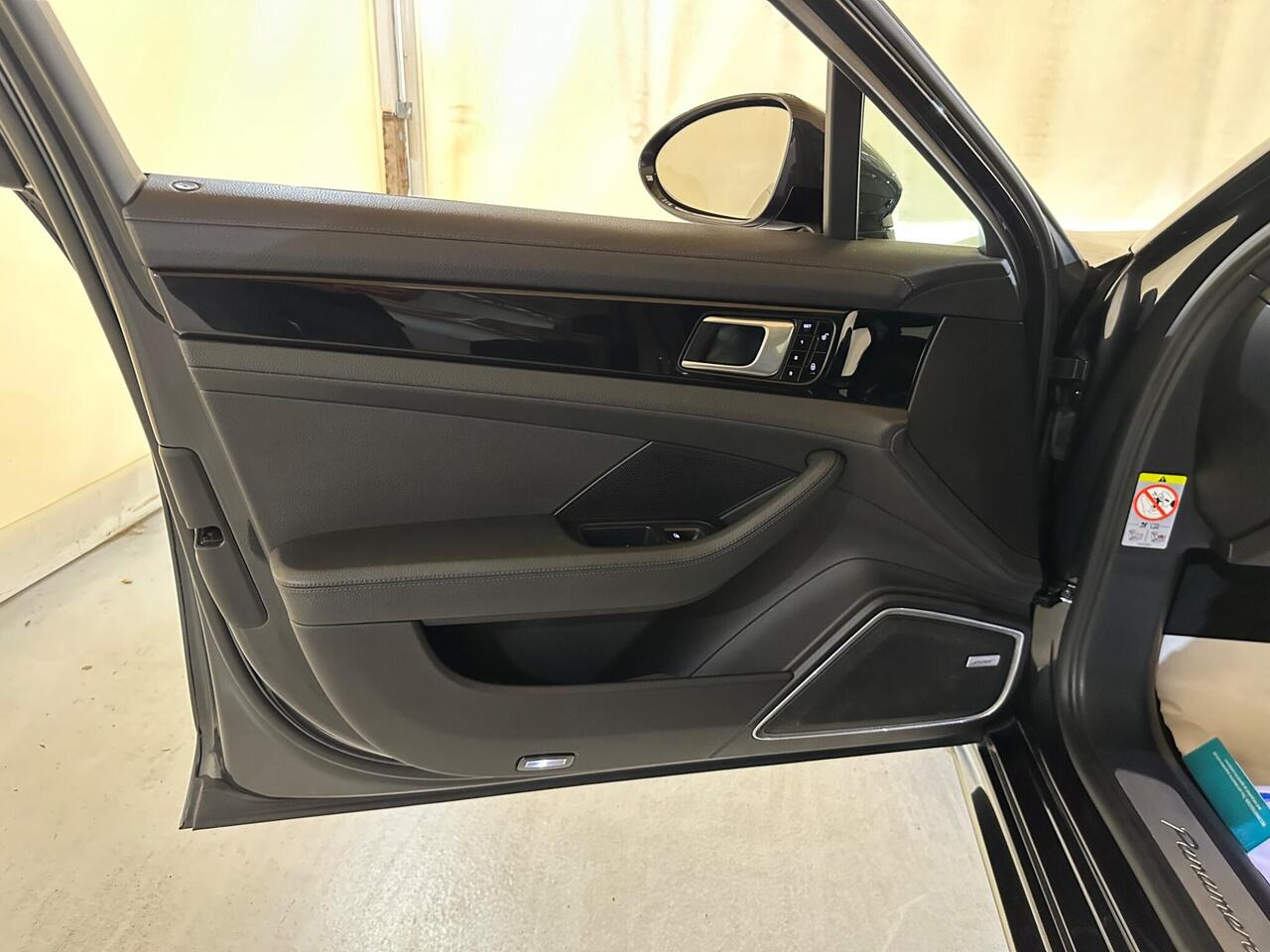 Porsche Panamera VU67KYG