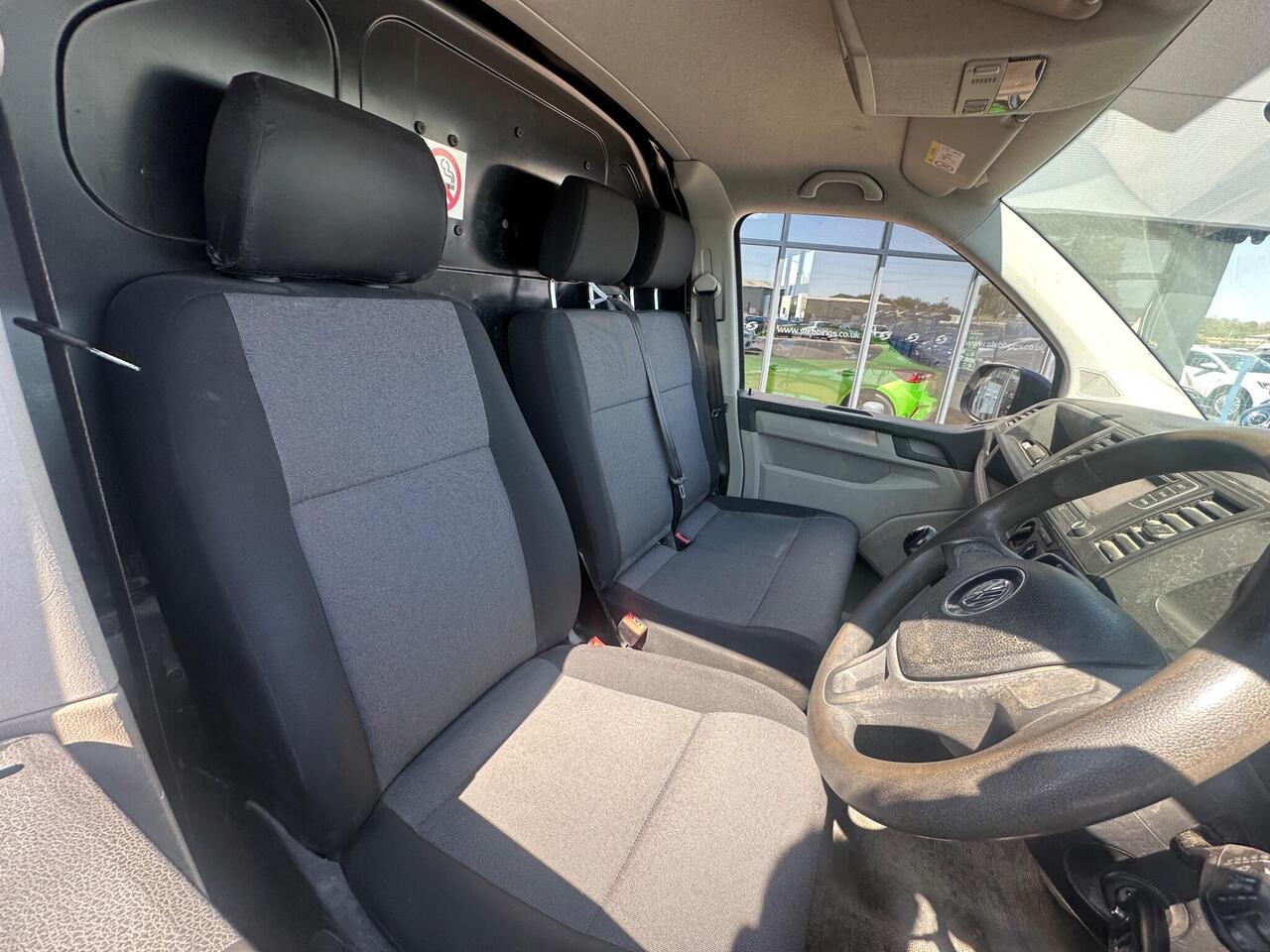 Volkswagen Transporter YW68UCP