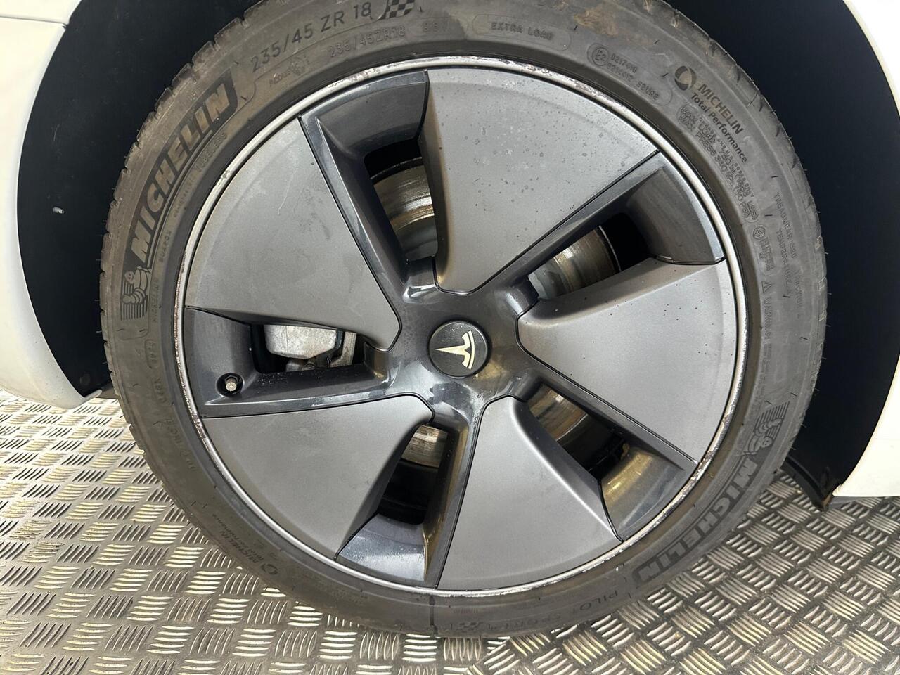 Tesla Model 3 AF72VVL