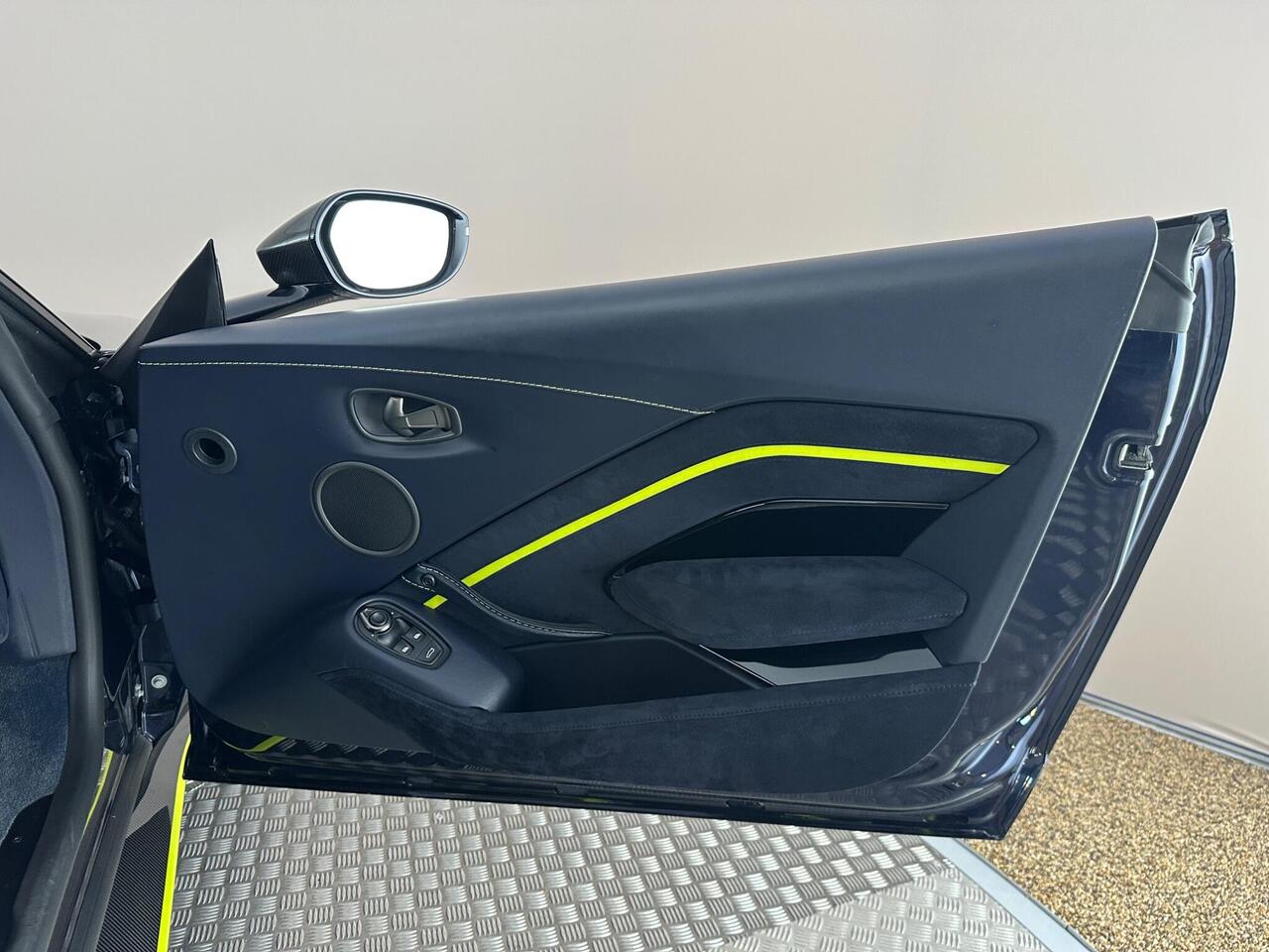 Aston Martin Vantage MV20UZG