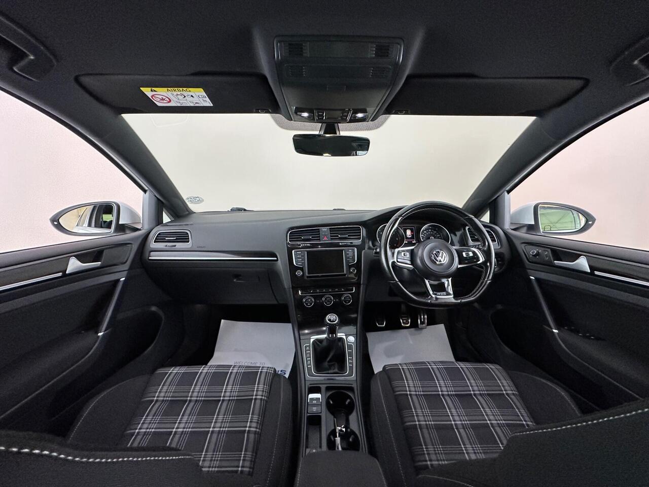 Volkswagen Golf DT66RVJ