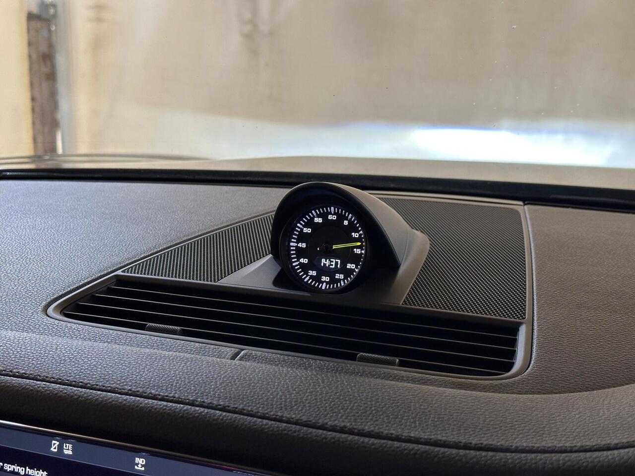 Porsche Panamera VU67KYG