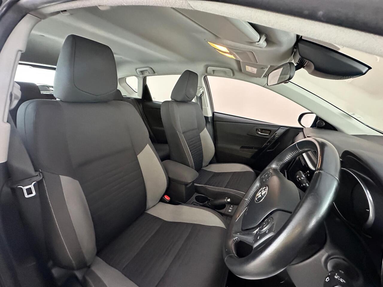 Toyota Auris LX17KXH