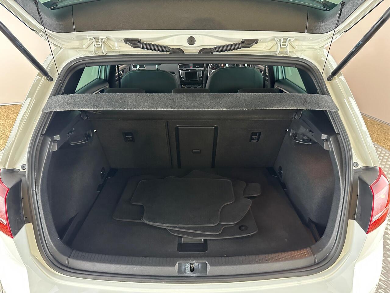 Volkswagen Golf DT66RVJ