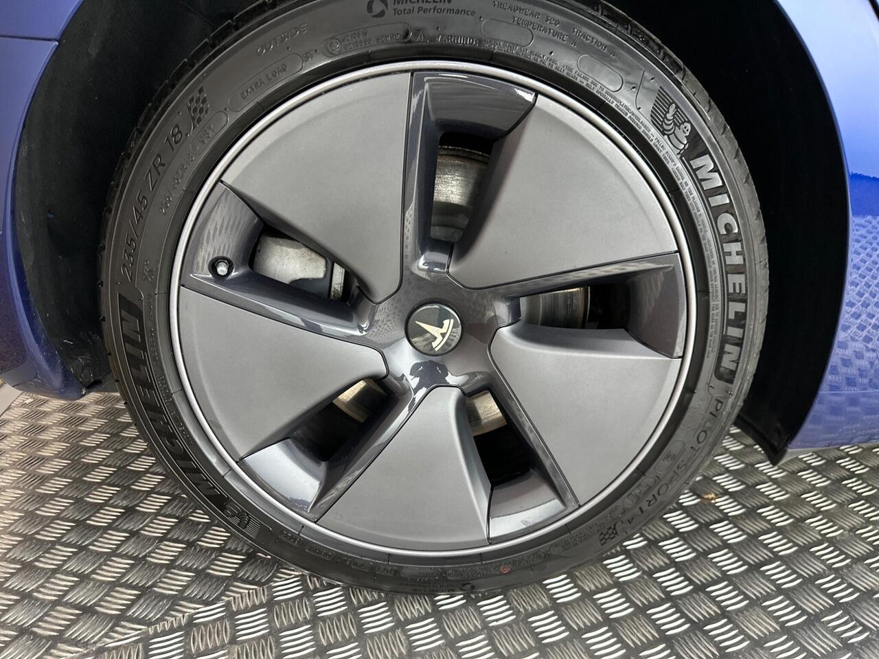 Tesla Model 3 BD72XBZ