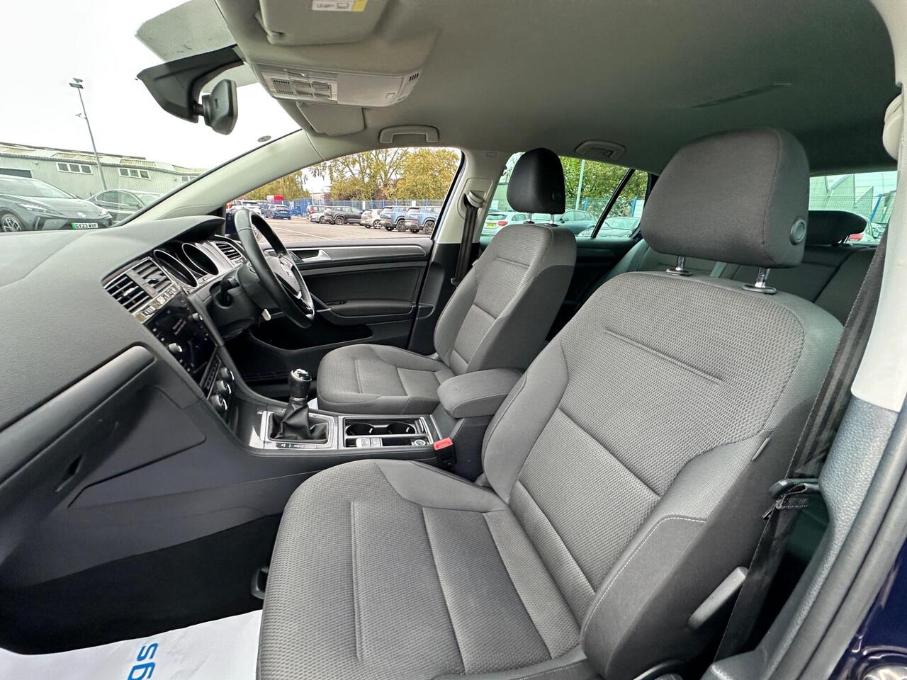 Volkswagen Golf VE69NKS