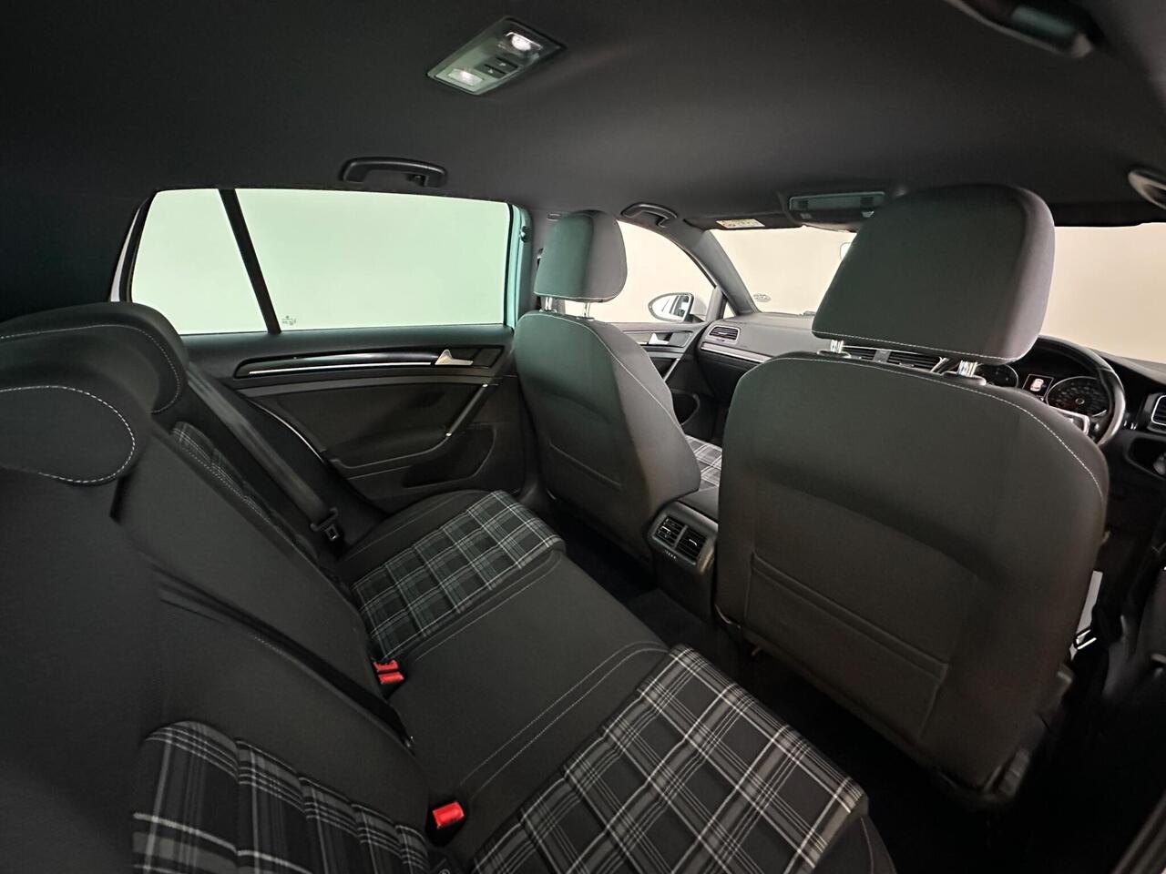 Volkswagen Golf DT66RVJ