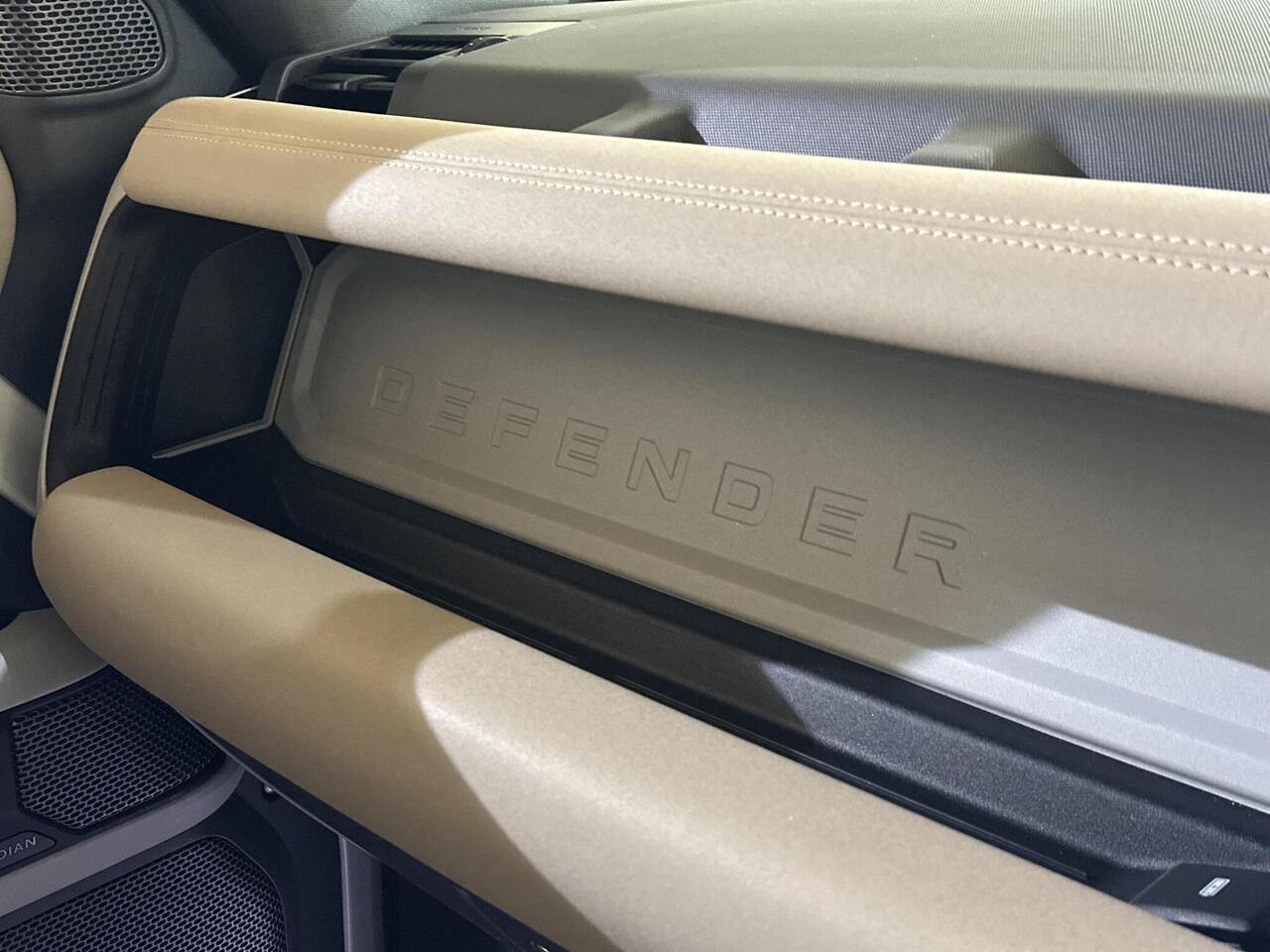 Land Rover Defender 110 OY20YDU