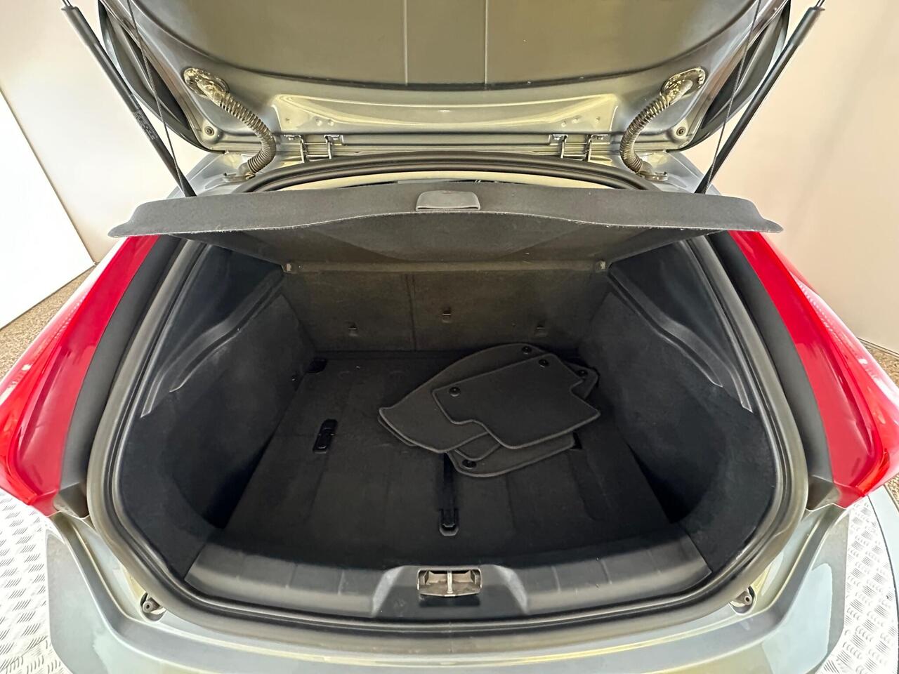 Volvo V40 KX68YTE