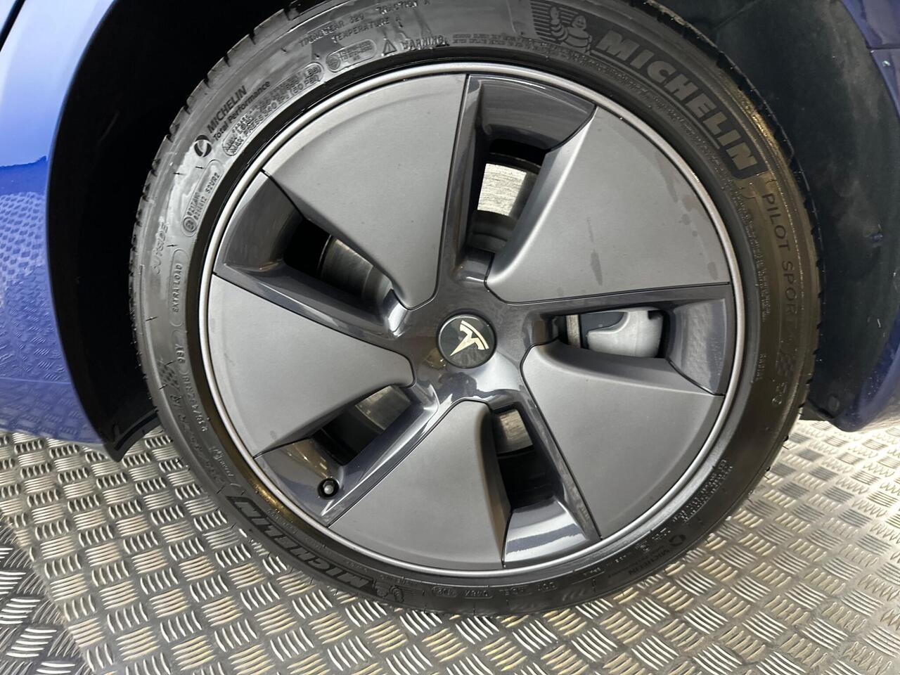 Tesla Model 3 BD72XBZ