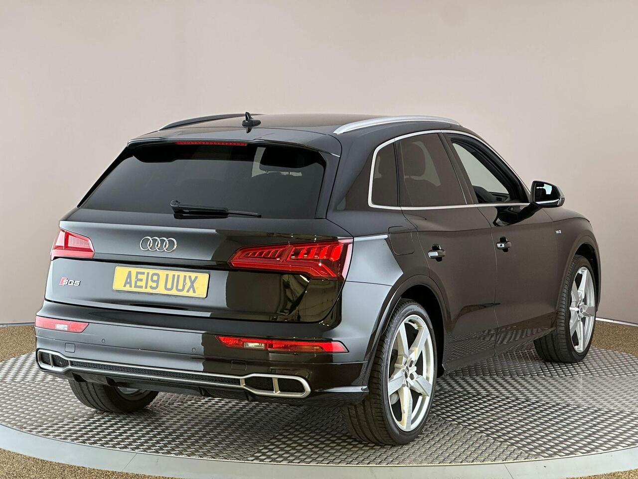 Audi SQ5 AE19UUX