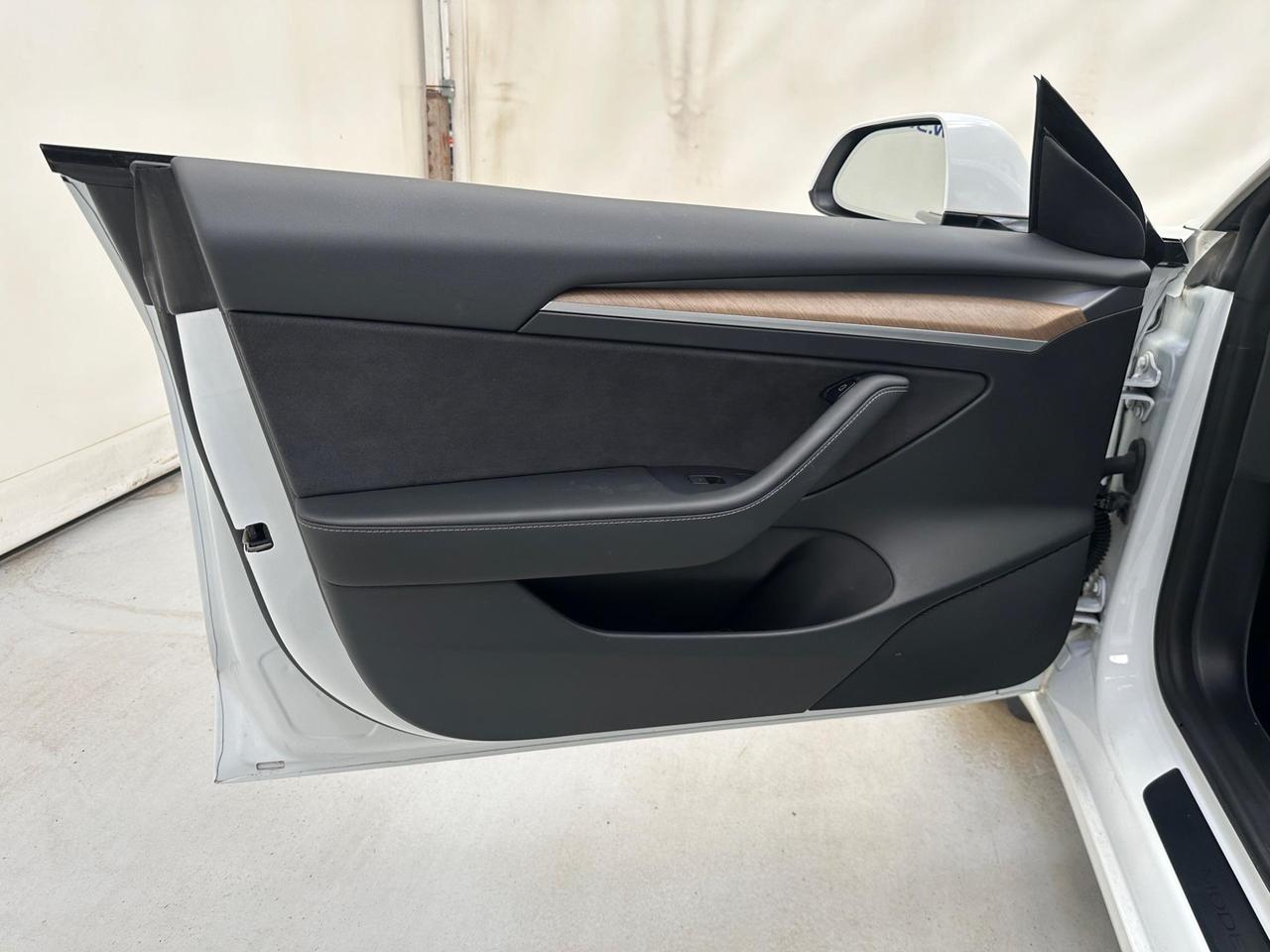 Tesla Model 3 YH21MYD