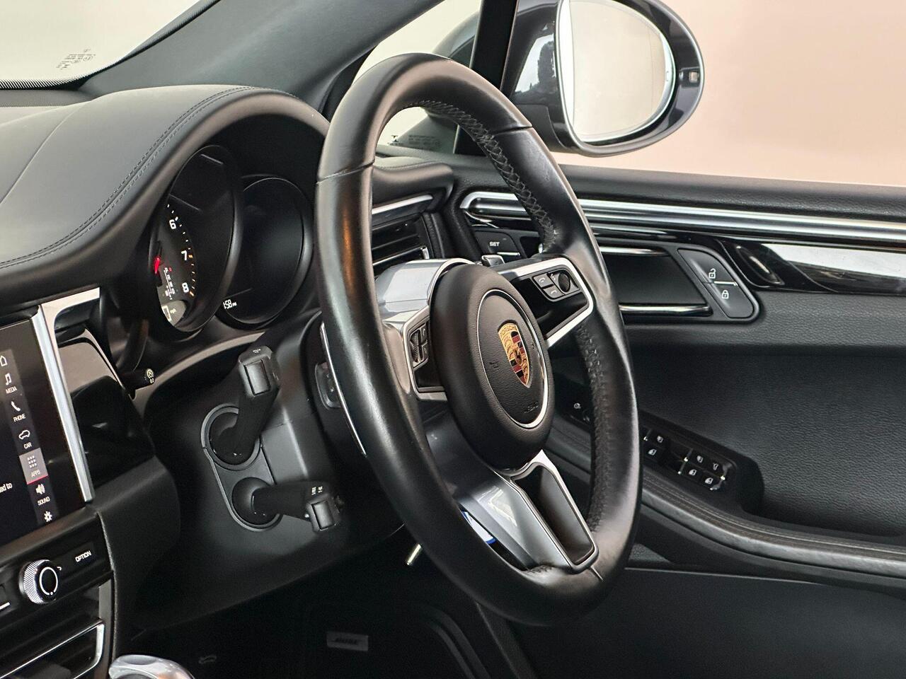 Porsche Macan AJ19VYM