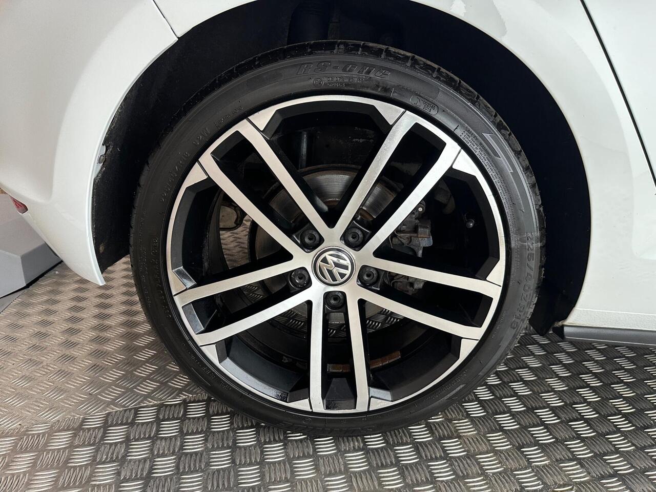 Volkswagen Golf DT66RVJ