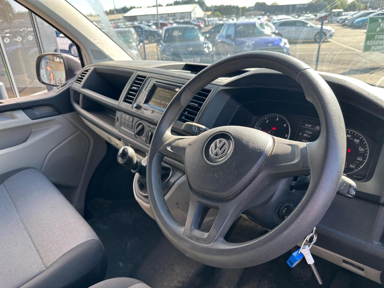 Volkswagen Transporter YW68UCM