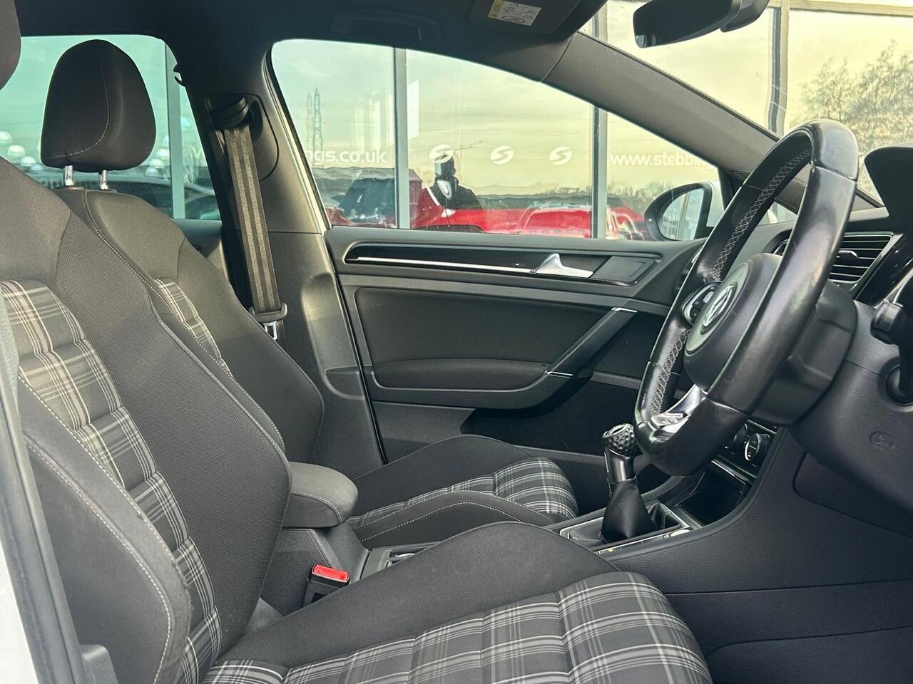 Volkswagen Golf DT66RVJ