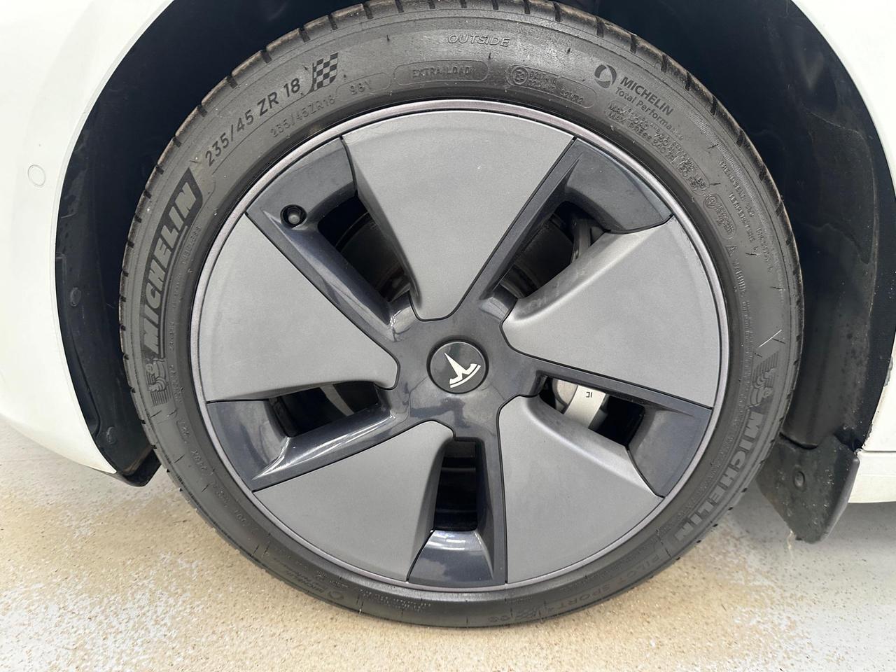 Tesla Model 3 YH21MYD